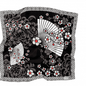 Tela cuadrada con fondo negro con abanicos blancos y estampados florales en rojo, blanco y gris. Bordeado con un borde geométrico en blanco y negro.