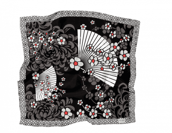 Tela cuadrada con fondo negro con abanicos blancos y estampados florales en rojo, blanco y gris. Bordeado con un borde geométrico en blanco y negro.