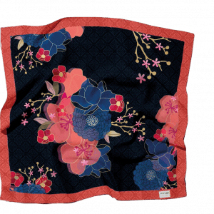 Un cuadrado de tela con fondo azul marino, adornado con grandes motivos florales rosas y azules, rodeado por un borde rojo con un patrón sutil.
