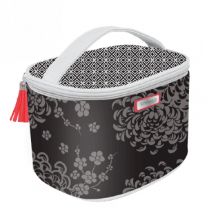 Una bolsa de almuerzo aislada de color negro con un patrón floral y un asa blanca, que presenta un diseño geométrico en la parte superior y un tirador de cremallera rosa.