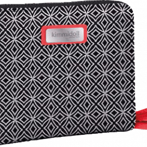 Una billetera con estampado en blanco y negro con detalles rosas y cremallera con borla roja.