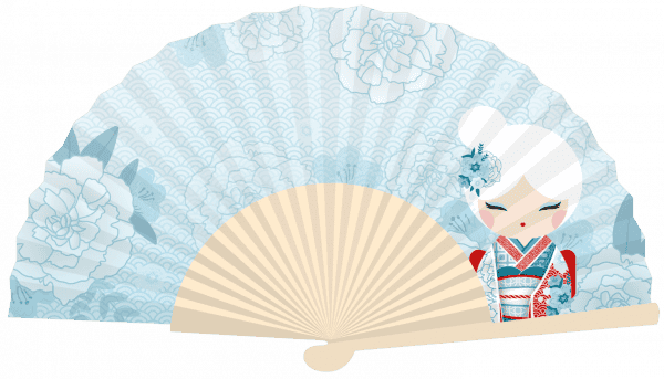 Ilustración de un abanico plegable japonés tradicional con un estampado de peonías de color azul pálido. Detrás del abanico se ve parcialmente una figura parecida a una muñeca con un kimono.