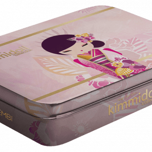 Caja de hojalata rectangular que presenta una ilustración estilizada de una mujer con un atuendo tradicional, con diseños florales y rosas. La caja muestra las marcas "Kimmidoll Collection" y "Biembi".