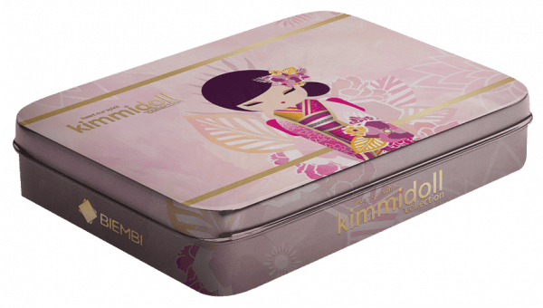 Caja de hojalata rectangular que presenta una ilustración estilizada de una mujer con un atuendo tradicional, con diseños florales y rosas. La caja muestra las marcas "Kimmidoll Collection" y "Biembi".