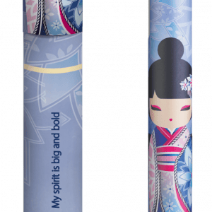 Un bolígrafo con una carcasa decorativa que presenta un diseño estilizado de muñeca, patrones florales y las palabras "Gorgeous" y "Momoko". El bolígrafo se muestra sin tapa junto a su capuchón.