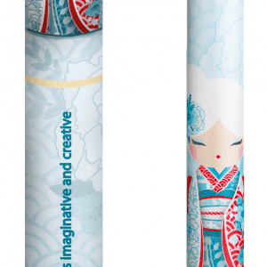 Un bolígrafo con un diseño intrincado que representa una figura estilizada con atuendo tradicional. El nombre "Yume" y la frase "Mi espíritu es imaginativo y creativo" están impresos en él.