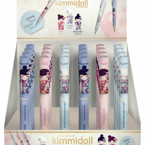 Exhibición de bolígrafos Kimmidoll con diseños de los personajes Ami, Yume y Momoka en un soporte decorativo.
