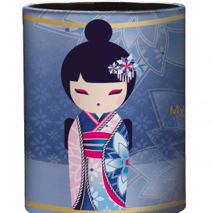 Un objeto cilíndrico que presenta una ilustración de una persona estilizada con un atuendo tradicional y un accesorio floral para el cabello, sobre un fondo con estampado azul.