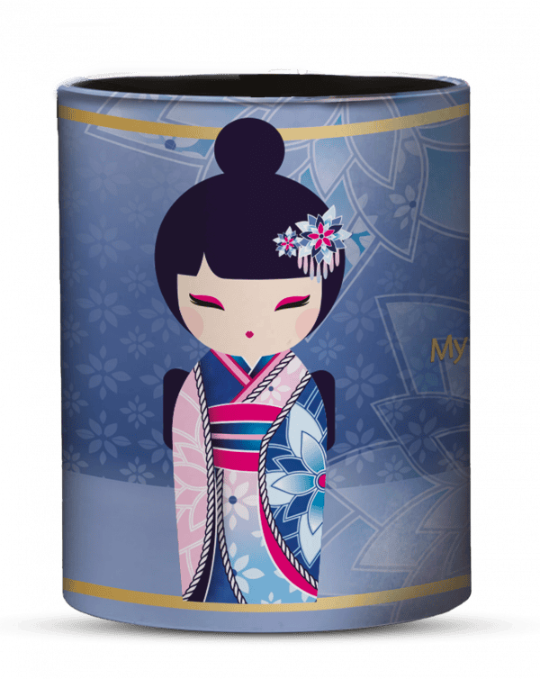 Un objeto cilíndrico que presenta una ilustración de una persona estilizada con un atuendo tradicional y un accesorio floral para el cabello, sobre un fondo con estampado azul.