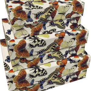 Un conjunto de tres cajas rectangulares con un estampado de mariposas de colores sobre fondo blanco: SET 3 CAJAS CARTÓN MARIPOSAS.