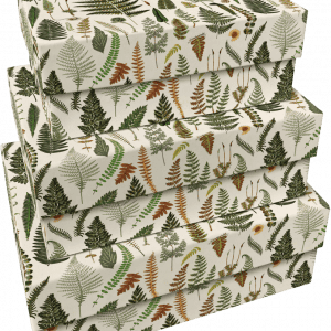 Tres cajas de cartón rectangulares apiladas, cada una recubierta de papel de regalo blanco con un estampado de hojas de helecho verde y marrón. Nombre del producto: SET DE 3 CAJAS DE CARTÓN HELECHOS.