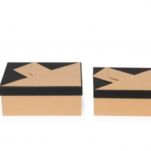 El SET DE 3 CAJAS incluye cajas de regalo de cartón rectangulares con tapas negras y diseños geométricos, expuestas una al lado de la otra sobre un fondo blanco.