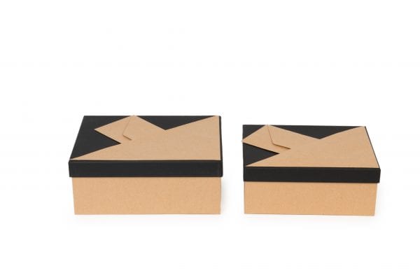 El SET DE 3 CAJAS incluye cajas de regalo de cartón rectangulares con tapas negras y diseños geométricos, expuestas una al lado de la otra sobre un fondo blanco.