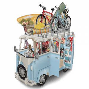 La 3D026 FURGONETA AUTOCARAVANA es una furgoneta azul retro con las puertas abiertas, que lleva perros en su interior y va cargada con bicicletas, tablas de surf y equipaje en el techo: perfecta para viajar.