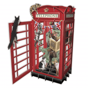 El 3D044 PERROS Y GATOS AL TELÉFONO muestra una cabina telefónica británica roja con gatos dentro y fuera -en uno de ellos se lee "Cat News"- y banderas británicas colgadas encima.