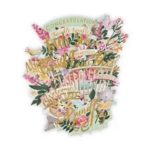 La tarjeta de felicitación TW039 NACIMIENTO presenta flores en tonos pastel, mariposas, una cuna y mensajes de felicitación en letra dorada para un nuevo bebé.