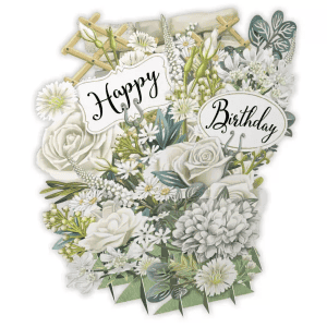El TW051 FLORES BLANCAS FELIZ CUMPLEAÑOS es un ramo de flores blancas con vegetación, con dos letreros que dicen "Feliz Cumpleaños" en letra cursiva.