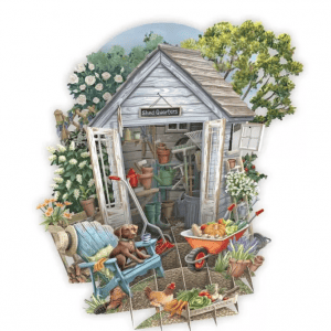 La caseta de jardín TW052 COBERTIZO está rodeada de plantas, herramientas de jardinería, un perro descansando en un banco, una carretilla llena de productos y una gallina en primer plano.