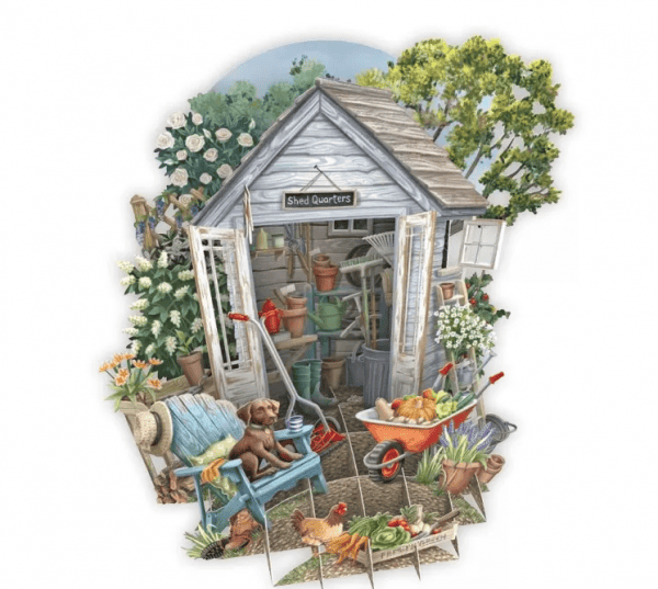 La caseta de jardín TW052 COBERTIZO está rodeada de plantas, herramientas de jardinería, un perro descansando en un banco, una carretilla llena de productos y una gallina en primer plano.