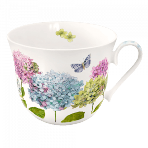 Taza de té de cerámica blanca decorada con flores de hortensia en estilo acuarela y un diseño de mariposas.