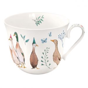 Taza de cerámica blanca con ilustraciones de patos con sombreros de fiesta, mariposas azules y elementos botánicos verdes.