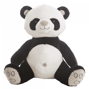 El oso panda es un peluche grande con pelaje blanco y negro, orejas redondas, cara sonriente y se sienta erguido con las piernas estiradas.
