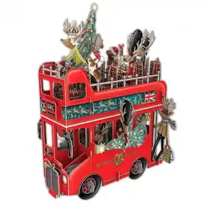 Un autobús rojo de dos pisos con el texto "North Pole Transport", decorado para Navidad y lleno de renos, regalos, un árbol de Navidad y Papá Noel en el piso superior.