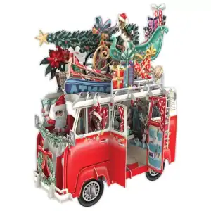 Una festiva furgoneta roja decorada para Navidad, con Papá Noel, regalos, un trineo y adornos navideños sobre y alrededor del vehículo.