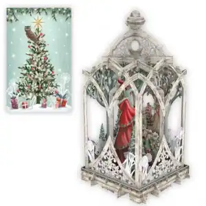 Un farolillo de estilo vintage con una escena invernal y Papá Noel en su interior se sitúa junto a un árbol de Navidad ilustrado con regalos y un búho en la parte superior.