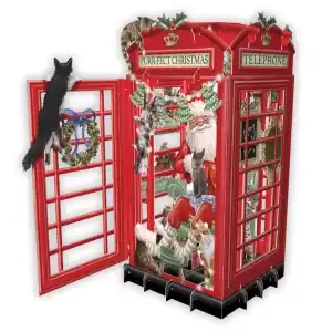 Papá Noel está sentado dentro de una cabina telefónica británica roja con la etiqueta "Purr-fect Christmas", rodeado de varios gatos que trepan dentro y alrededor de la cabina decorada con coronas.
