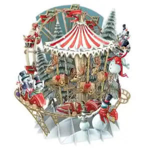 Una caprichosa escena de carnaval de invierno con muñecos de nieve montados en una montaña rusa y un carrusel, rodeados de pinos y decoraciones festivas.