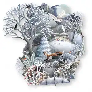 Una detallada escena invernal con árboles cubiertos de nieve, un zorro, pájaros, un búho en vuelo y una casita con humo saliendo de la chimenea bajo la luna llena.
