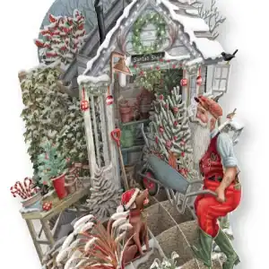 Un anciano vestido de Papá Noel junto a una carretilla en el exterior de un cobertizo cubierto de nieve y decorado para la Navidad, con un perro con un gorro de Papá Noel y varias plantas festivas alrededor.