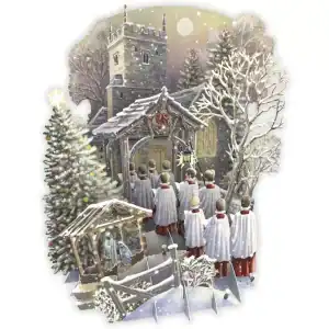 Un grupo de cantantes de coro vestidos con túnicas blancas entra de noche en una iglesia cubierta de nieve, con un árbol de Navidad decorado y un belén en primer plano.