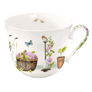 La TAZA PORCELANA JARDINES es una taza de porcelana blanca con ilustraciones de herramientas de jardinería, flores, una cesta, una mariposa, un pájaro, una maceta y un motivo floral en el asa.