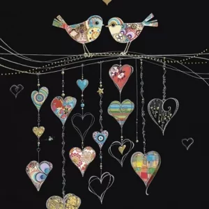 Dos pájaros decorativos se posan sobre un alambre encima de múltiples adornos colgantes en forma de corazón de colores sobre un fondo negro.