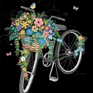 Una bicicleta con una cesta llena de flores de colores, follaje verde y mariposas sobre fondo negro. Un pájaro sentado en el manillar con notas musicales sobre su cabeza.