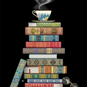 Una taza de té humeante sobre una pila de libros ornamentados, con un par de vasos en la base, sobre un fondo negro. Producto: TARJETA PILA DE LIBROS.