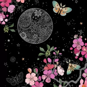 Escena ilustrada con flores rosas y moradas, dos polillas, una luna floral detallada y estrellas dispersas sobre fondo negro.