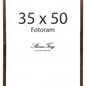 Un marco de madera con un marcador de posición blanco que muestra el texto "35 x 50 Fotoram" y "Sköna Ting www.skonating.com".