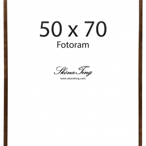 Un marco de madera etiquetado "MARCO MADERA 50X70" con un inserto blanco que muestra "Sköna Ting www.skonating.com" en texto negro.