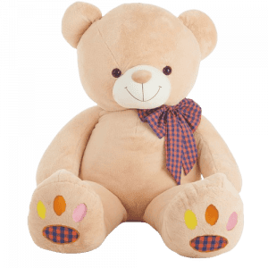 Un gran oso de peluche marrón claro con una cara sonriente, un lazo de tela escocesa alrededor del cuello y unas coloridas almohadillas en las patas está sentado en posición vertical sobre un fondo liso.