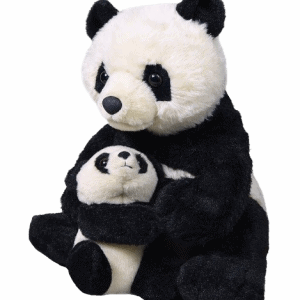 Un gran oso panda de peluche sostiene en sus brazos a otro oso panda de peluche más pequeño, ambos de pelaje blanco y negro, sobre un fondo liso.
