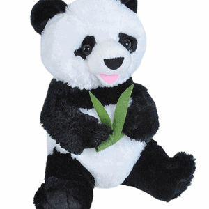 Un peluche panda en blanco y negro sostiene dos hojas de fieltro verde y está sentado erguido sobre un fondo blanco.