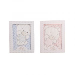 Dos mantas de bebé en caja con dibujos de ositos, una en azul y otra en rosa, cada una con un osito sosteniendo una estrella dentro de un envoltorio con estampado de lunares.