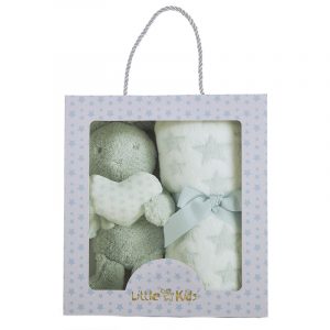 Set de regalo en una caja con estampado de estrellas con un peluche, una almohada pequeña y una manta doblada atada con una cinta. La caja tiene un asa de cuerda y "Little Kids" impreso.