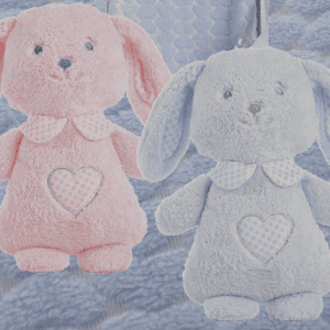 Dos conejitos de peluche, uno rosa y otro azul, cada uno con un corazón en la barriga y un collar a cuadros, se exhiben sobre un fondo azul texturizado.