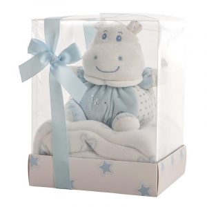 Set de regalo de peluche de hipopótamo y manta en una caja transparente, decorada con un lazo azul claro y un envoltorio con estampado de estrellas.