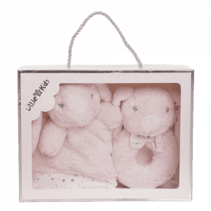 Una caja de regalo que contenía juguetes de peluche de color rosa para bebés, entre ellos un peluche blando y un sonajero con forma de anillo, con la etiqueta "Little Kids".