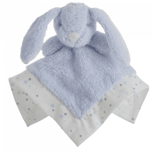 Manta de seguridad de conejito de felpa azul claro con orejas largas y ribete de raso blanco con estrellas grises y azules, sobre fondo liso.